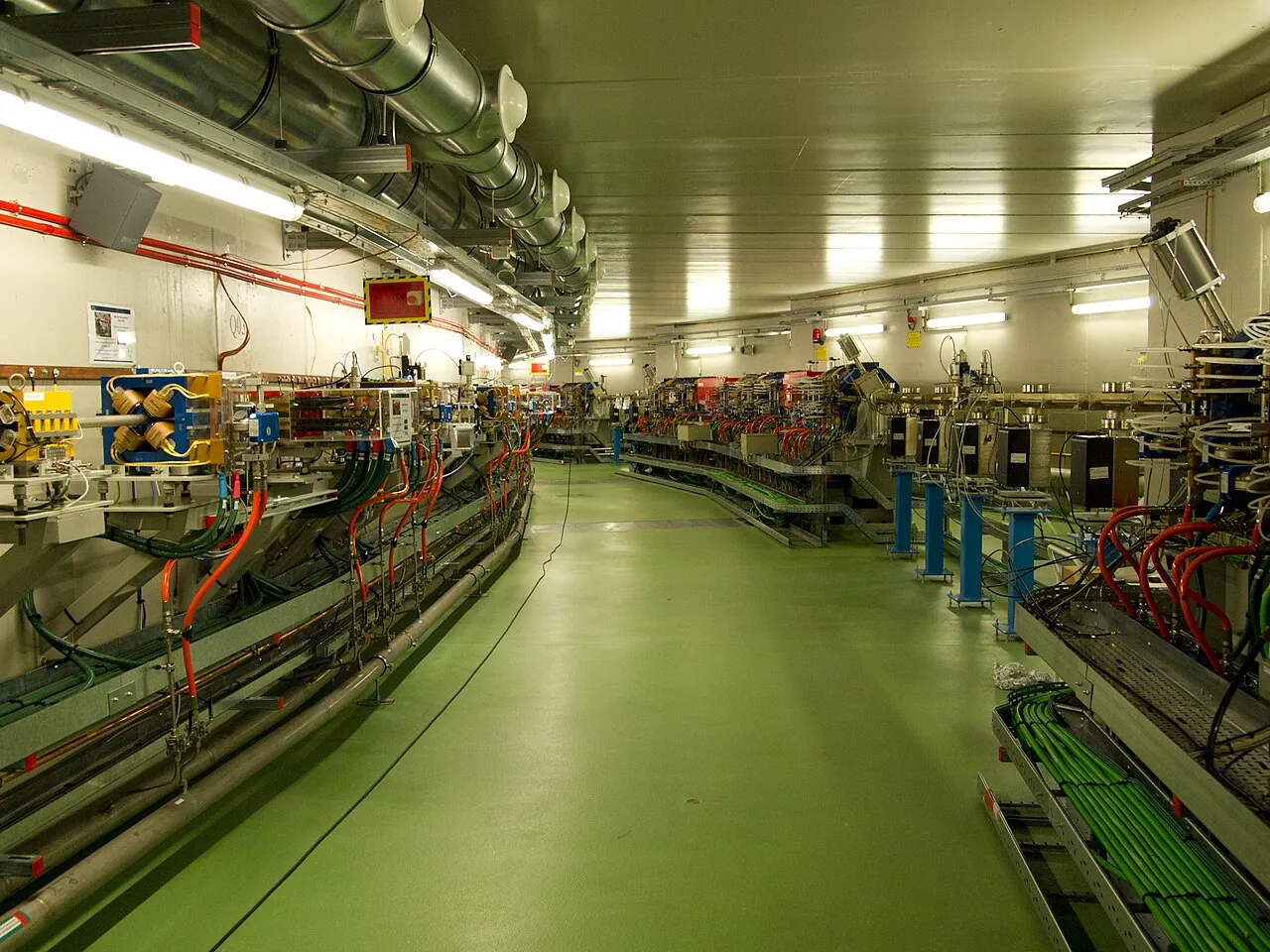 Corredor interno do acelerador de partículas do Síncrotron de Alba, com iluminação técnica no teto