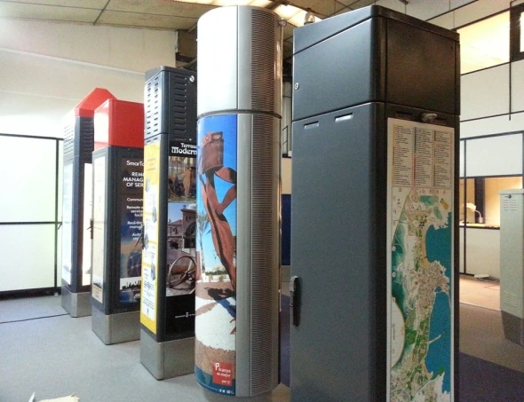 Gabinetes SmarTower em ambiente de exposição