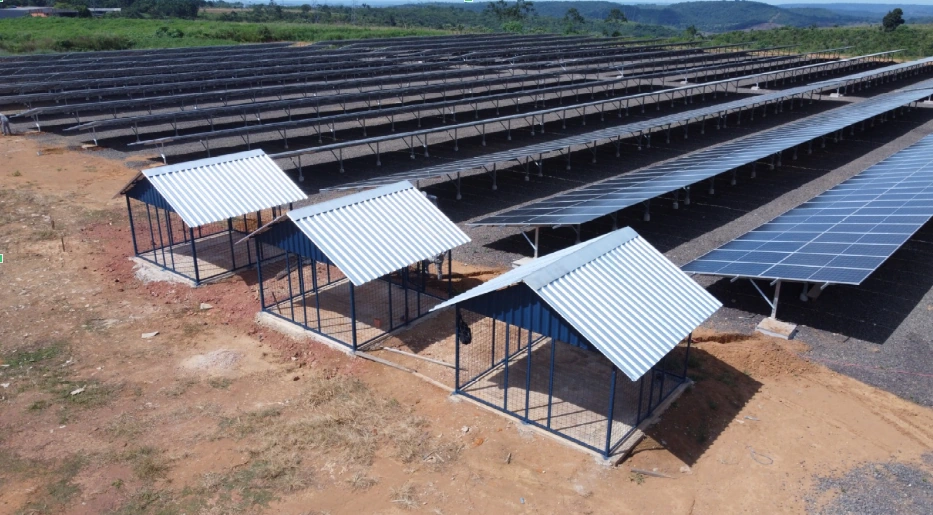 Estrutura de suporte dos painéis solares da usina fotovoltaica